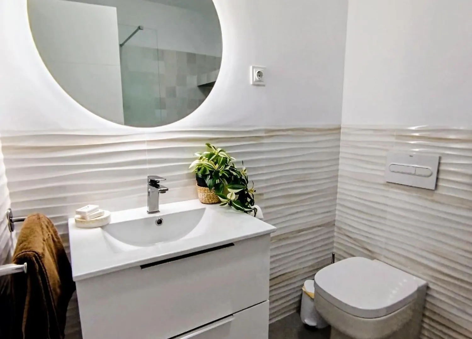 Impressive Apartment With 3 Bedrooms Metres From The Beach エステポナ